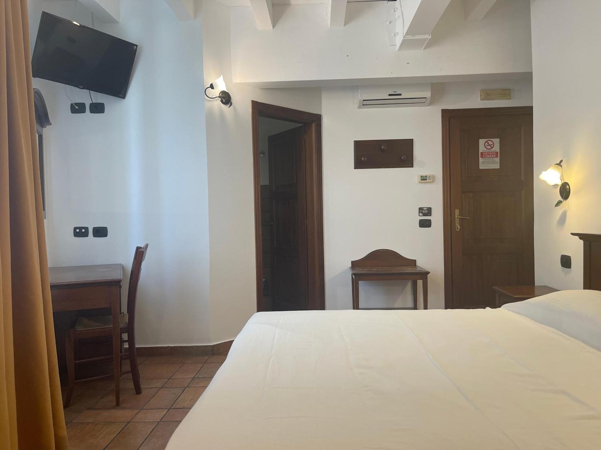 Hotel Capomulini 3 Stelle Acireale Exteriör bild